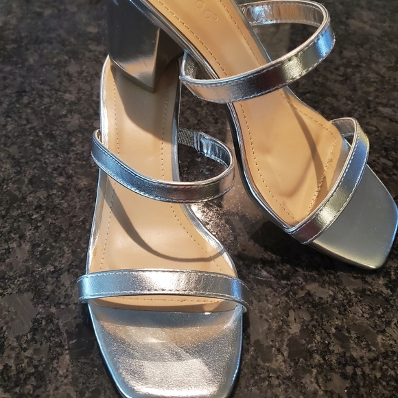 NWOT Bamboo strappy silver chunky heel shoes. - Picture 9 of 13